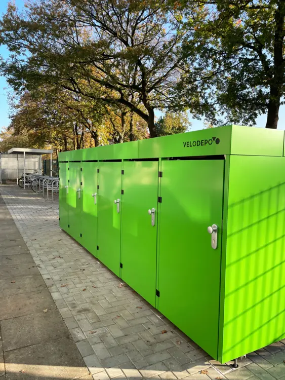 VELODEPO Fahrradgarage in grün mit 6 Einzelgaragen, Gründach und Antigraffitilack in Schenefeld
