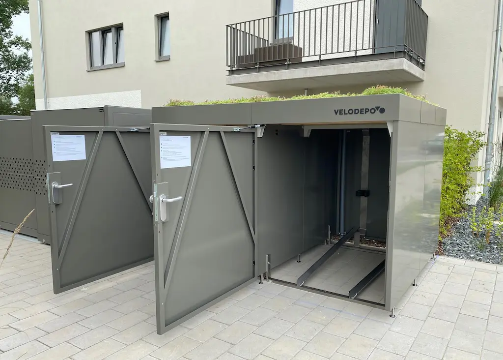 VELODEPO Fahrradgarage mit 2 Doppelgaragen, Antigraffitilack und Gründach in Hannover